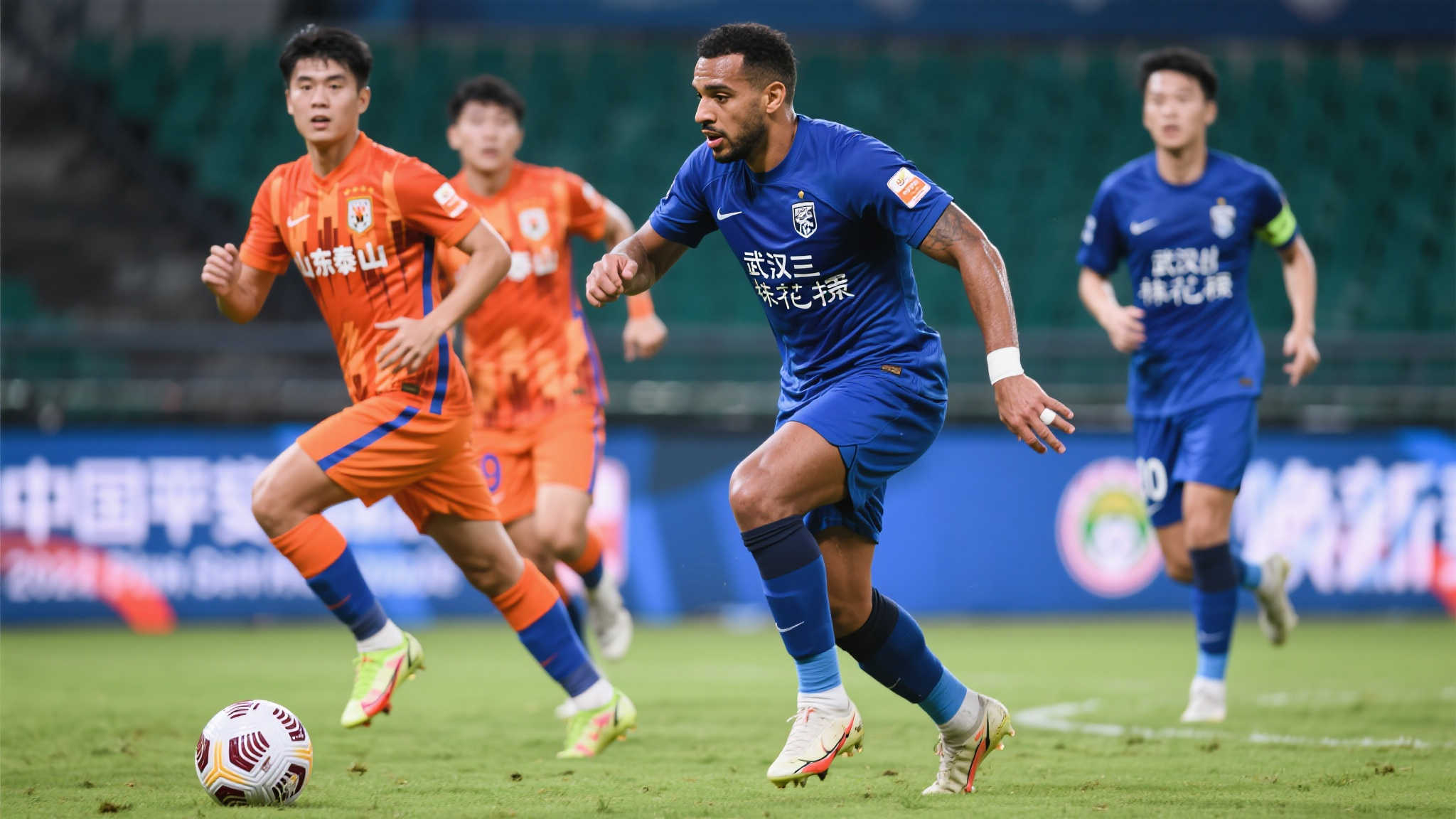 山东泰山迎战武汉三镇:王大雷守门 瓦科领军 泽卡联手克雷桑突袭 山东泰山迎战武汉三镇:王大雷守门 瓦科领军 泽卡联手克雷桑突袭